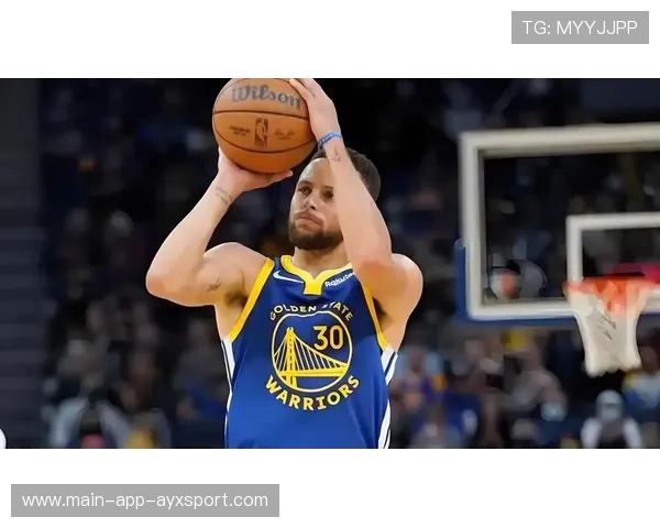 库里训练三分连中 32 球,四分之一场馆都惊呆 库里训练三分连中 32 球,四分之一场馆都惊呆