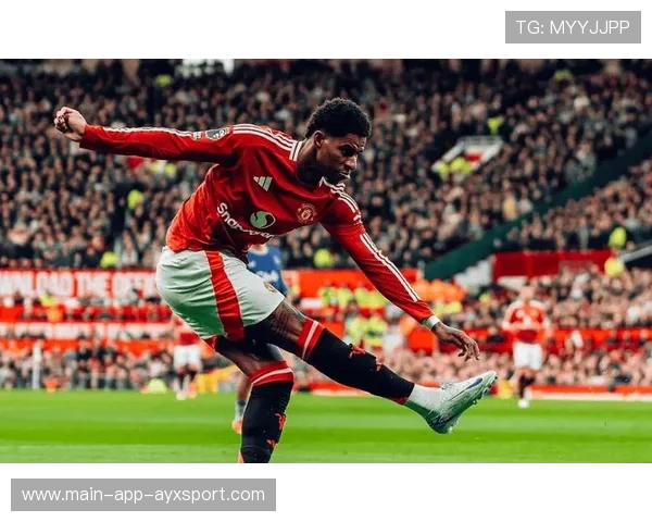 曼联中路横切然后立刻直塞形成惊险一刻