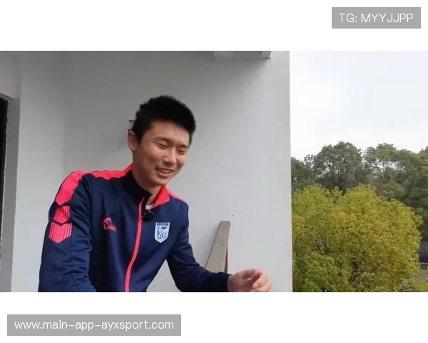 大连英博一次中场长传带来临门一脚机会 大连英博一次中场长传带来临门一脚机会