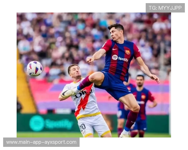 巴萨莱万快速插上头球破门续写高光时刻