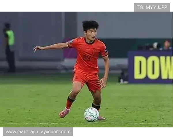 上海海港杨希贴身盯防不失位，传中路线被彻底封死