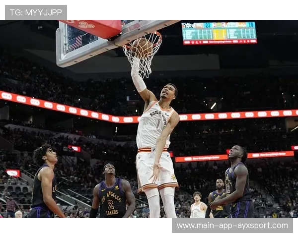 文班亚马顺下扣篮，圣安东尼奥高度太夸张